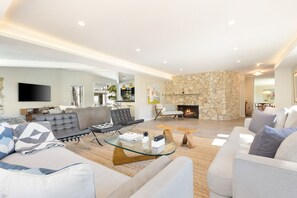 Télévision, cheminée