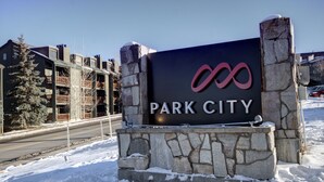Skilt for Park City med stensokkel og sort baggrund.