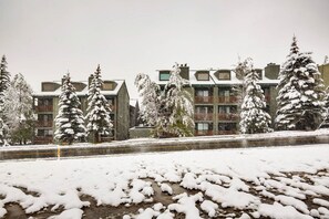 A building with multiple floors, balconies, and snow-covered trees. - Walk to Town Lift| Mountain View Balcony | Hot Tub| Managed by Park City Lodging (Park City)
