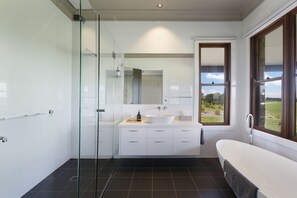 Combined shower/tub, hair dryer, towels, soap - Wrenmallee in The Southern Highlands - Stunning Homestead on 100 acres (Joadja)