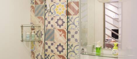 Toallas, jabón, shampoo, papel de baño