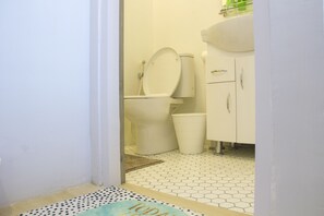 Toallas, jabón, shampoo, papel de baño 