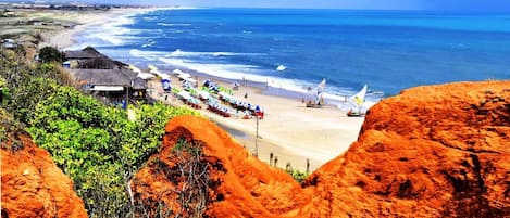 Sulla spiaggia, lettini da mare