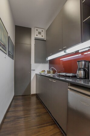 Studio | Private kitchen | Fridge, microwave, stovetop, coffee/tea maker - Acropolis Amarisia's House by GHH (Athens)