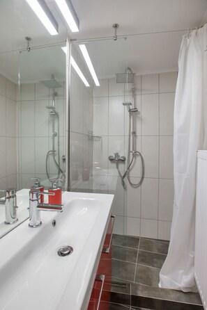 Estúdio | Banheiro | Chuveiro, produtos de toalete grátis, secador de cabelo 