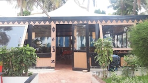 Breakfast, lunch and dinner served - Hotel Monaco Plage (Dakar)