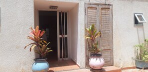 Property entrance - Hotel Monaco Plage (Dakar)