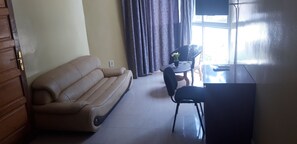 Estudio estándar | Zona de estar | Televisión de pantalla plana de 32 pulgadas con canales por satélite