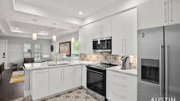 Refrigerador, microondas, horno, placa de cocina