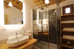 舒适客房, 1 张双人床, 无烟房, 花园景观 | 浴室 | 淋浴设施、免费洗浴用品、吹风机、拖鞋