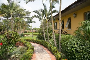 Property grounds - Luxurious Mansion in a Prestigious Location #1 (Accra)