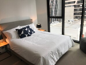 3 slaapkamers, een bureau, een strijkplank/strijkijzer, reisbedje