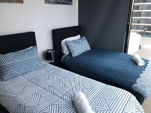 3 Schlafzimmer, Schreibtisch, Bügeleisen/Bügelbrett, Reisekinderbett