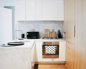 Kühlschrank, Mikrowelle, Ofen, Herdplatte