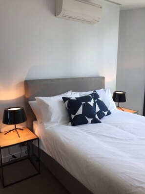 3 Schlafzimmer, Schreibtisch, Bügeleisen/Bügelbrett, Reisekinderbett