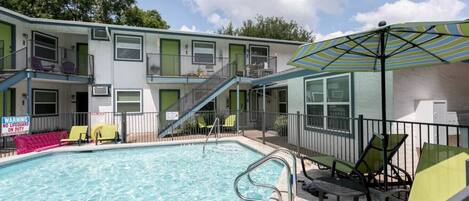 Una piscina al aire libre