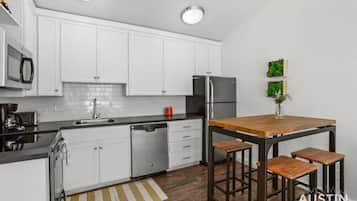 Frigorifero, microonde, forno, piano cottura