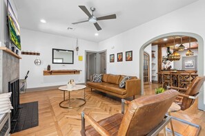 Smart TV, offices - A REAL Fixer Upper - Giraffe House (Waco)