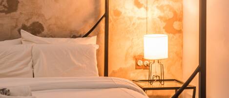 Deluxe Double Room | Minibar, individually decorated, individually furnished