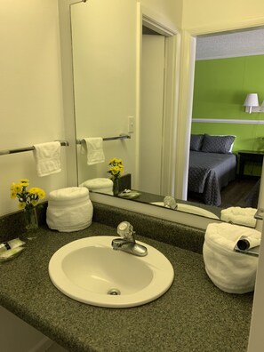 Quarto solteiro luxo, 1 quarto | Banheiro | Chuveiro/banheira combinados, toalhas de banho