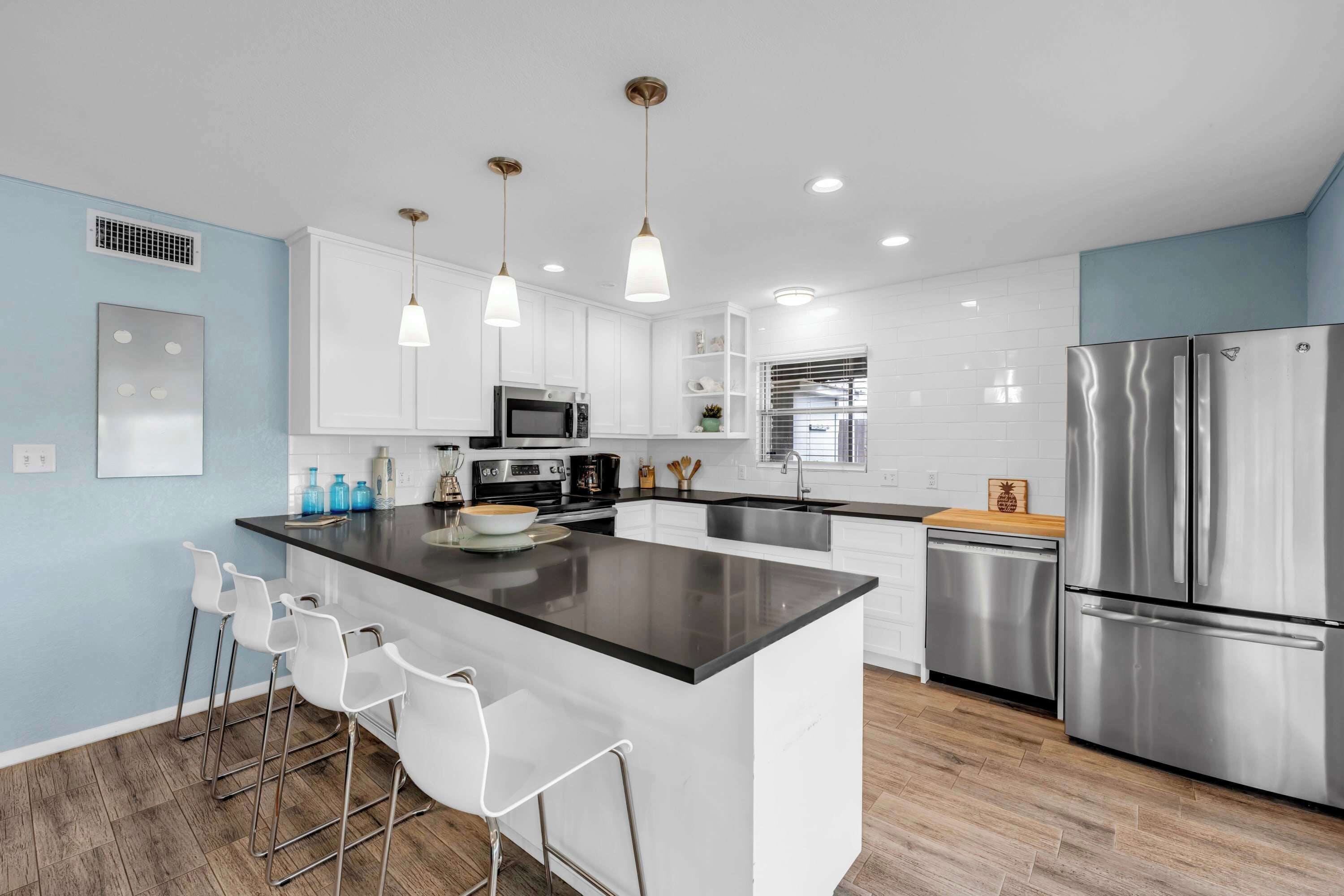 Réfrigérateur, micro-ondes, four, plaque de cuisson