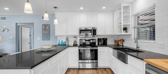 Wake Zone-Lakefront w/ 1 Boat Lift & Dog Friendly