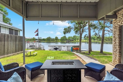 Wake Zone-Lakefront w/ 1 Boat Lift & Dog Friendly