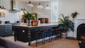 Fridge, microwave, oven, stovetop - The Gums ~ Daylesford Region ~ Sleeps 12 ~ 44 Acres (Korweinguboora)