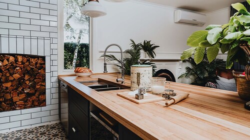 The Gums ~ Daylesford Region ~ Sleeps 12 ~ 44 Acres