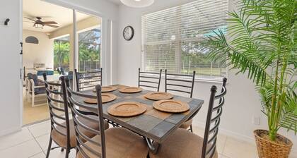 Beautiful Villa, Private Pool facing SW, Spa, Games Room, 20 min from Parks.