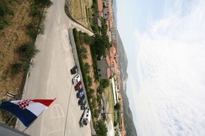 Parking - Apartment Beljan with beautiful look at sea and town (Trogir)