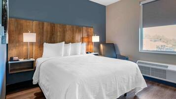 Standard Studio, 1 Queen Bed, Non Smoking, Refrigerator (Microwave)