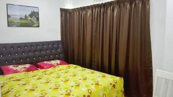 3 bedrooms, desk, Internet