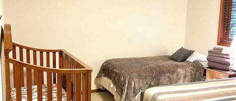 4 slaapkamers, een strijkplank/strijkijzer, reisbedje, wifi