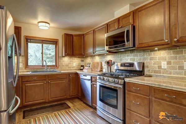 Réfrigérateur, four à micro-ondes, un four, surface de cuisson