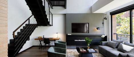 TV, fireplace