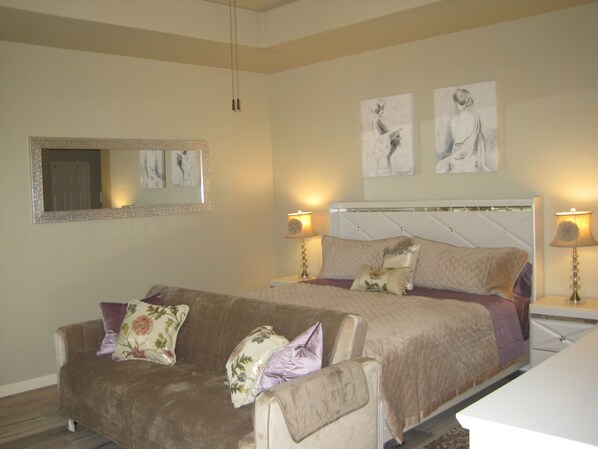 Työpöytä, silitysrauta/-lauta, ilmainen Wi-Fi, vuodevaatteet