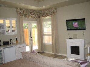 1 bedroom, desk, iron/ironing board, free WiFi - Lovely private master suite with back-yard (Citrus Heights)