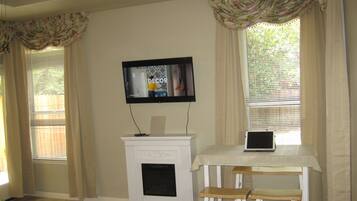 Smart TV, Netflix, Hulu, streaming services