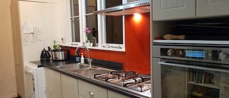 Refrigerador, horno, lavavajillas y cafetera y tetera