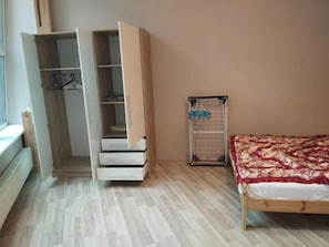 5 camere, una cassaforte in camera, una scrivania, lenzuola
