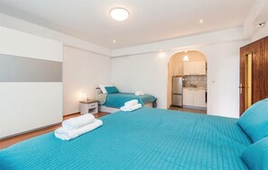 6 bedrooms, desk, iron/ironing board, free WiFi