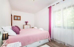 6 bedrooms, desk, iron/ironing board, free WiFi