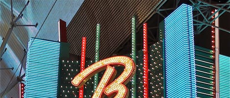 Façade de l’hébergement - soirée/nuit