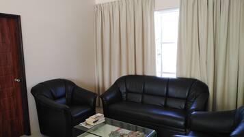 Televisión de pantalla plana y futbolito