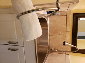 Ducha, secador de pelo, toallas y jabón