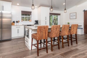 ثلاجة، ميكروويف، فرن، موقد طهي مسطح