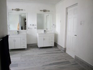 Een douche, handdoeken, shampoo, toiletpapier
