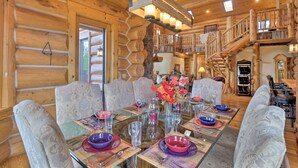 Un comedor con interior de madera, una escalera y vistas al exterior.
