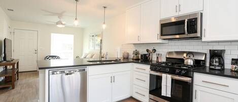 Réfrigérateur, four à micro-ondes, un four, surface de cuisson